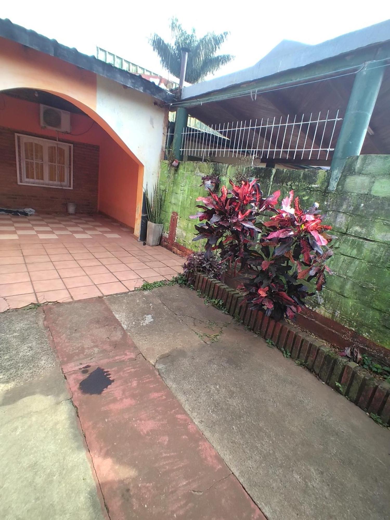 Casa De Huespedes En *